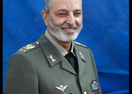 فرمانده ارتش: نیروی انتظامی پیام آور آرامش و آسایش است